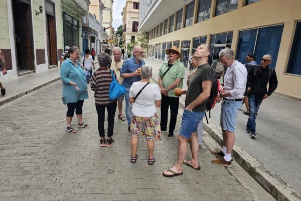 Byrundtur i gamle Havana. Her på Calle Obispo. Jesse Petersen fortæller