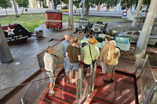 Jesse Petersen fortæller på bytur i Havana. Her på revolutionsmuseet