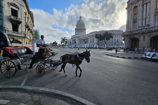 Hestevogn foran El Capitolio i Havana