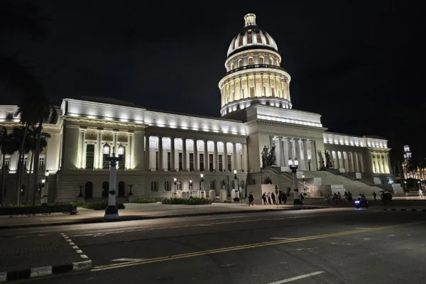 El Capitolio i Centro Havana - en kopi af The Capitol i Washington