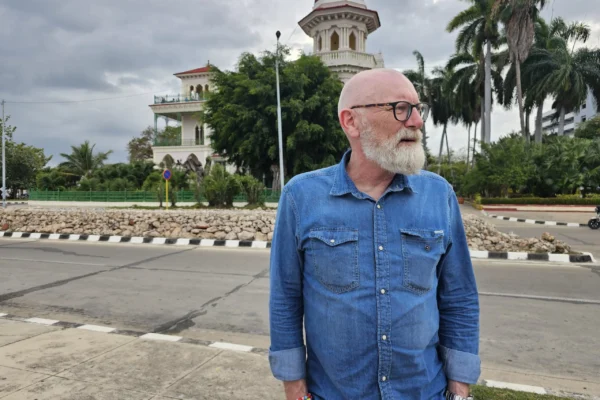 Jan-Erik foran det Mauriske slot i Cienfuegos