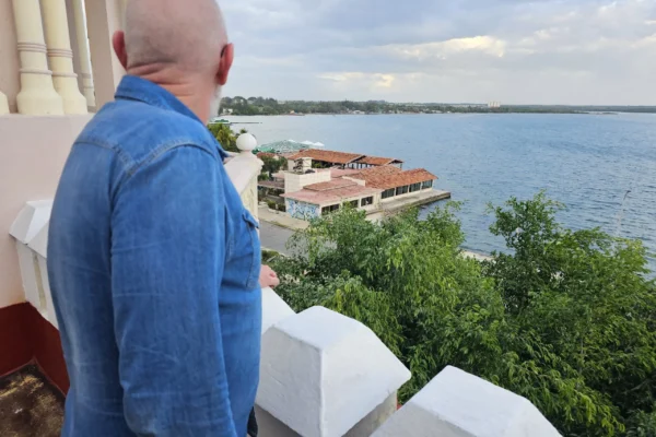 Jan-Erik kigger i retning af Trinidad ud over bjergene i horisonten