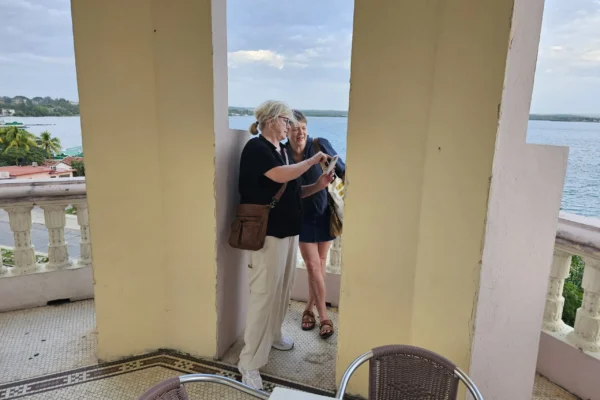 Det Mauriske slot i Cienfuegos. Anne-Marie og Annette diskuterer fotostil