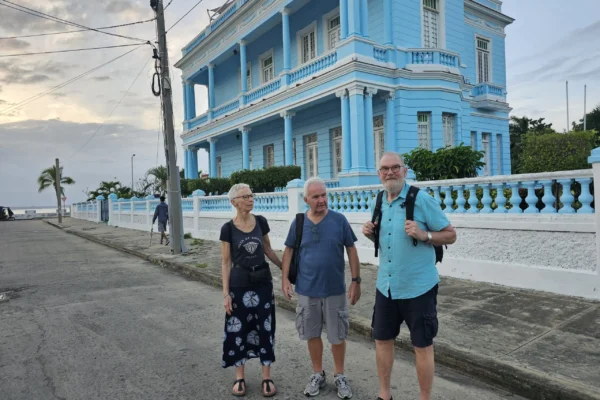 Lene, Henrik og Anders på vej til middag i Cienfuegos