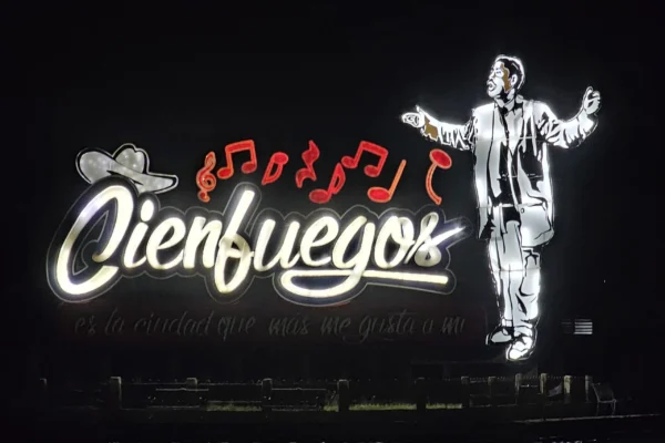 Selvlysende Billboard ud over vandet ved Malecon i Cienfuegos