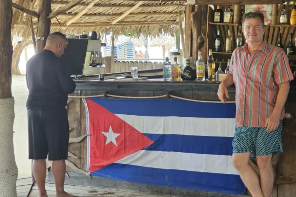Stig poserer i sit lånte tøj, ved baren, på stranden Playa Ancon syd for Trinidad