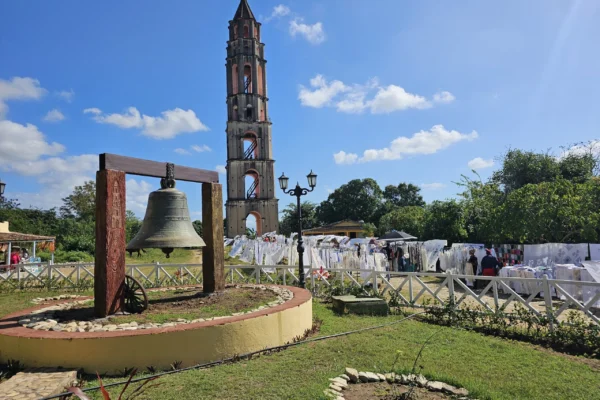 The Torre Manaca-Iznaga udenfor Trinidad og klokken som kaldte folk til samling i gamle dage