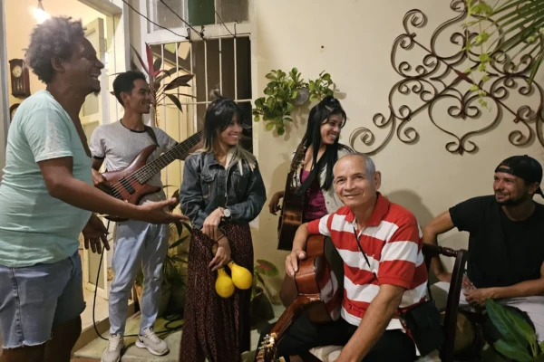 Familien Castro kommer og spiller privatkoncert for os